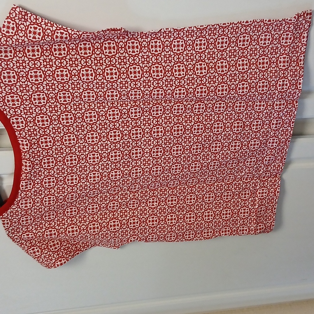 Liz Claiborne Red Patterned Top SZ L Boat Neckline Never worn. - Picture 4 of 4